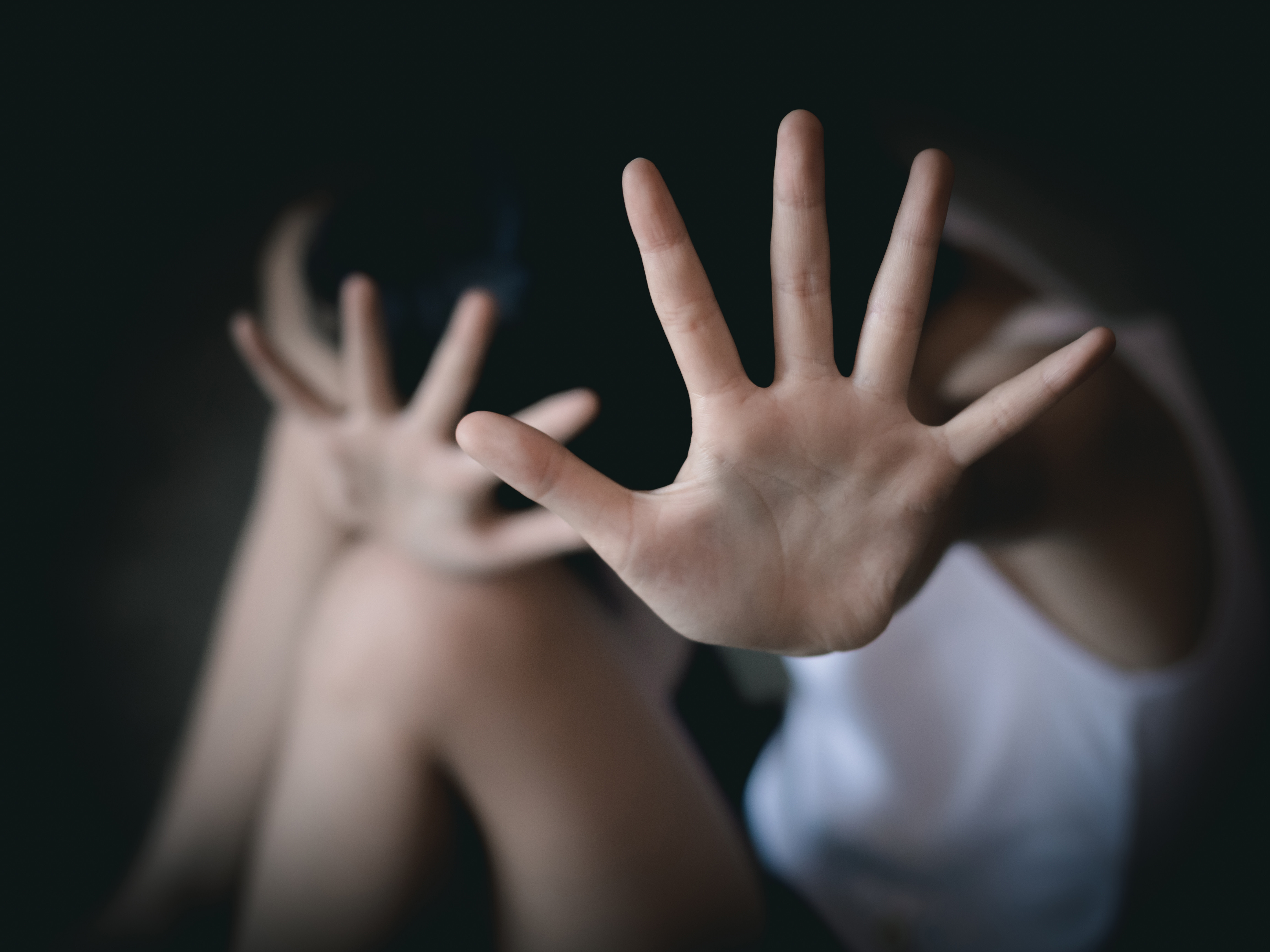 Povestea emoționantă a 2 frați din Soveja, care au plecat de acasă. Au povestit că erau bătuți și torturați de bunica lor