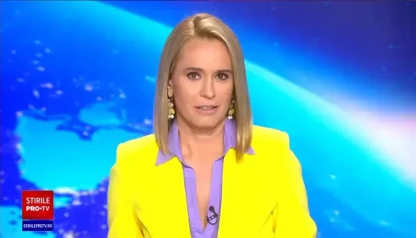 Imagini incredibile cu Emmanuel Macron. Președintele Franței a fost "îmbrăcat" cu flori într-o vizită oficială