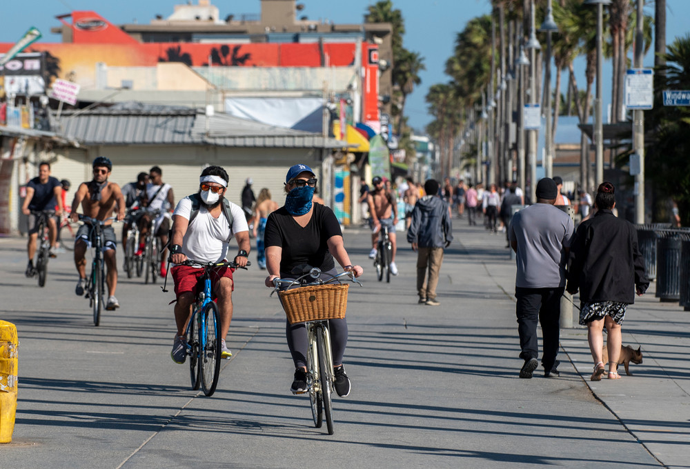 Americanii vaccinaţi trebuie să poarte din nou mască în zonele cu risc