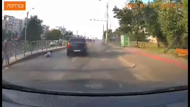 VIDEO. Momentul în care o fetiță de 8 ani este lovită de mașină pe trecerea de pietoni, în Iași