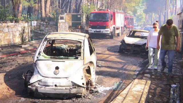 Alertă în Grecia: Incendiu uriaș izbucnit într-o pădure aflată în apropiere de Atena. Focul a distrus deja case și mașini