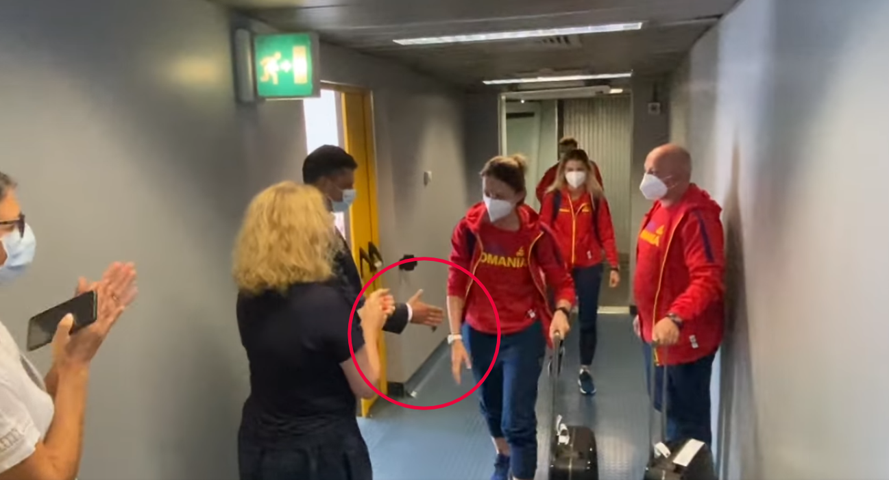 VIDEO. Momentul în care Ana Maria Popescu îl lasă cu mâna întinsă pe ministrul Sportului