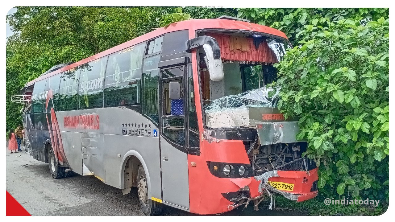 Accident foarte grav, în India: Cel puțin 18 oameni au murit. Victimele dormeau lângă un autobuz