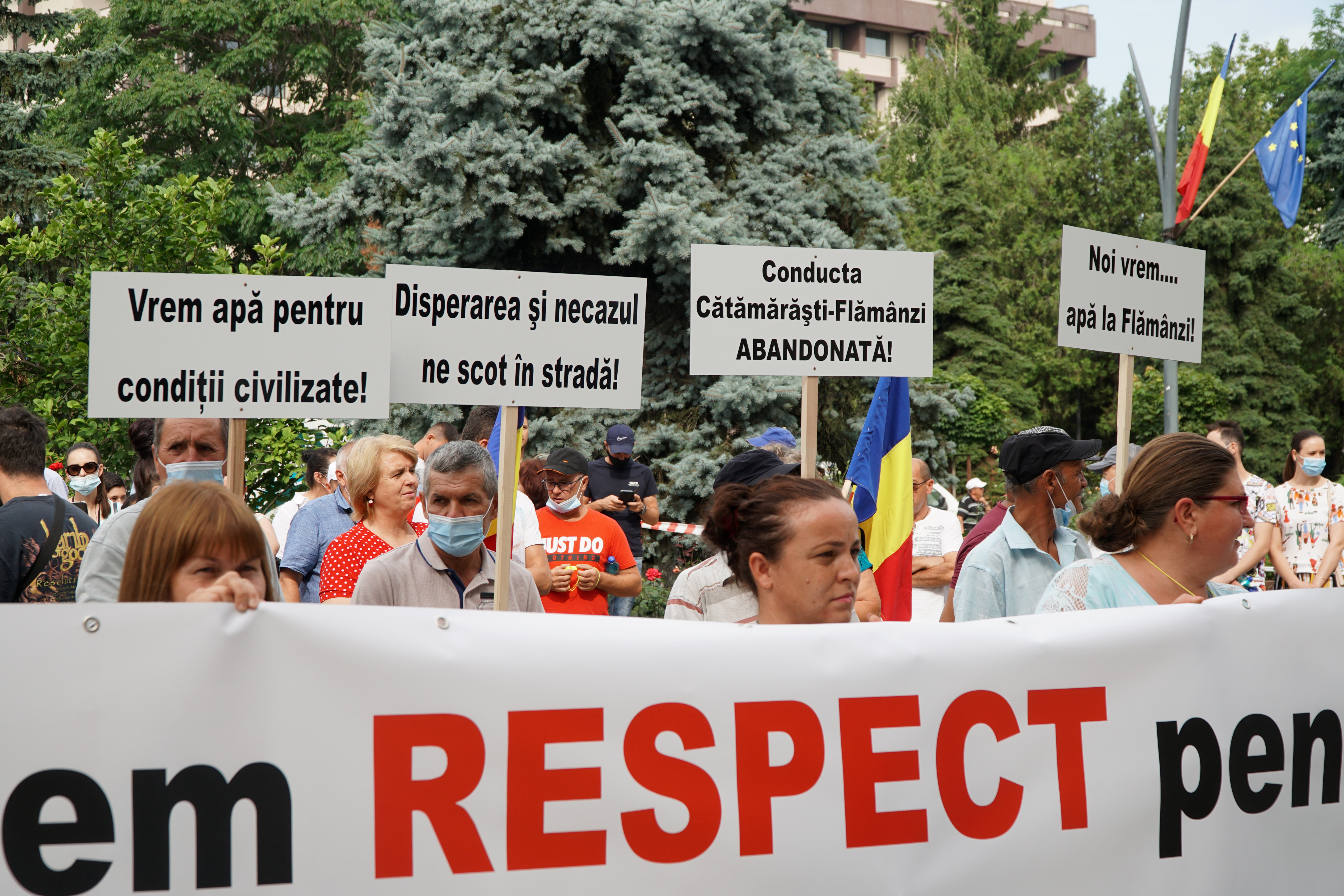 Protest al locuitorilor din oraşul Flămânzi, lăsați fără apă de o săptămână, în plină caniculă: ”Vrem apă la Flămânzi!”