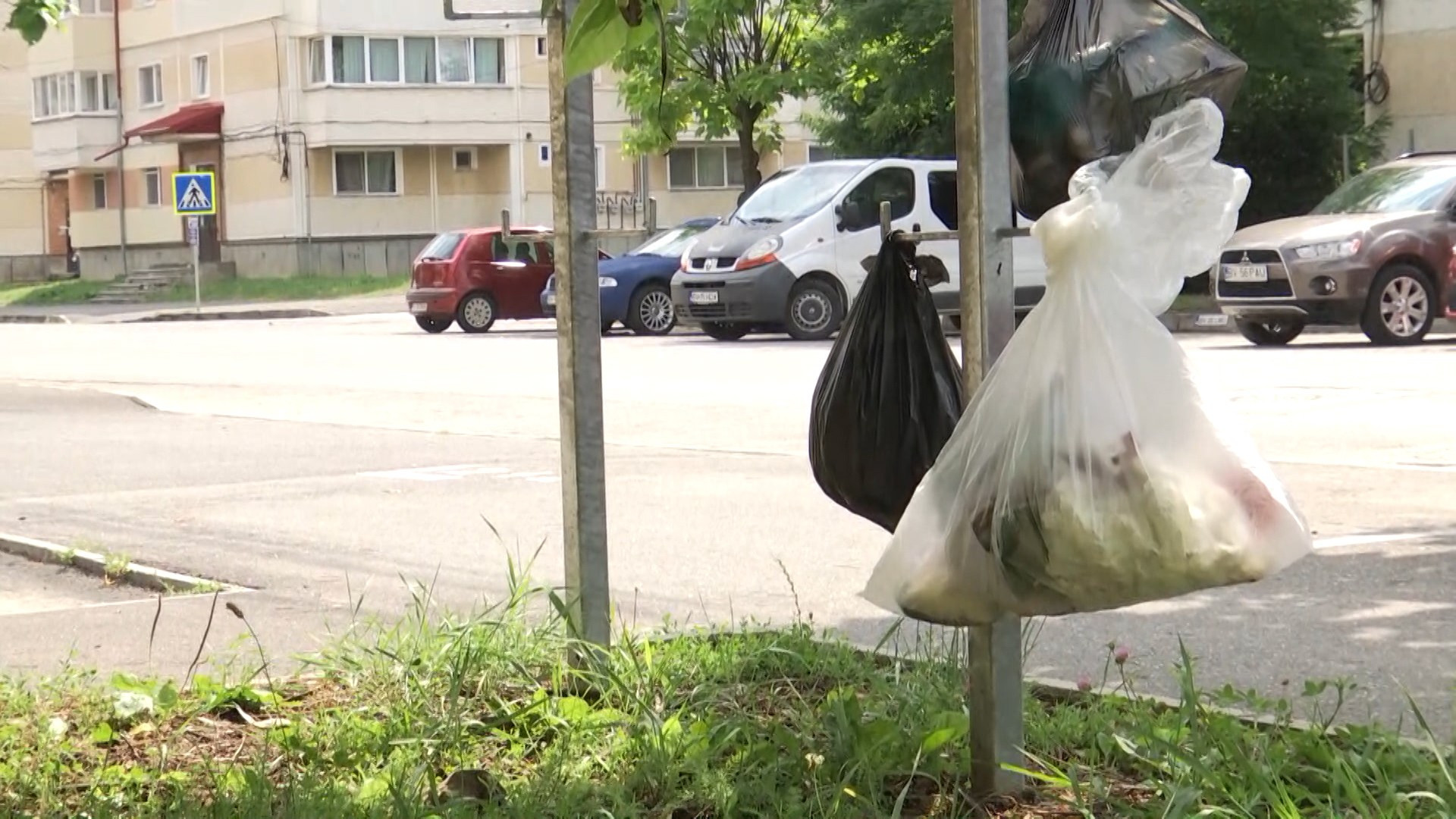 Motivul pentru care în Făgăraș gunoaiele se agață în cui pe stradă