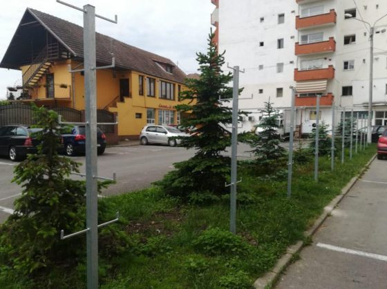 Motivul pentru care &icirc;n Făgăraș gunoaiele se agață &icirc;n cui pe stradă