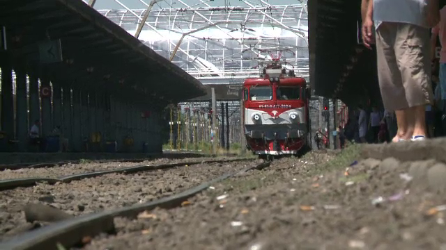 Valul de căldură extremă afectează circulația pe șosele și pe căi ferate. Cum vor circula trenurile