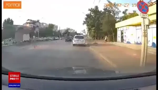 VIDEO. Momentul în care o fetiță de 8 ani este lovită de mașină pe trecerea de pietoni, în Iași