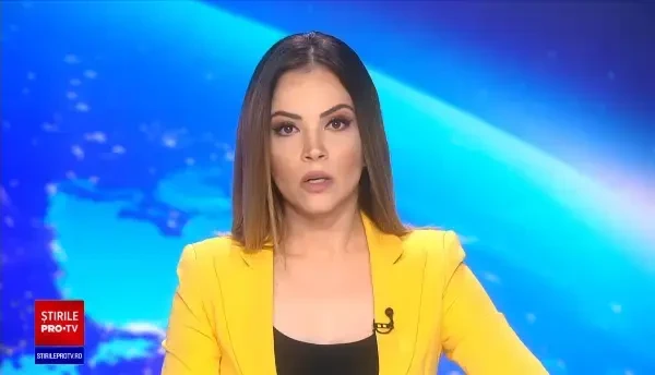 VIDEO. Ursoaică cu pui, filmată cum se apropie periculos de mult de camioanele ce trec în mare viteză pe DN 1A