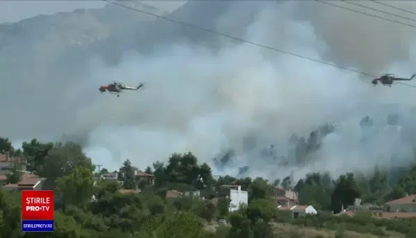 Pompierii sunt în alertă într-o suburbie la nord de Atena, unde un incendiu a ars o pădure