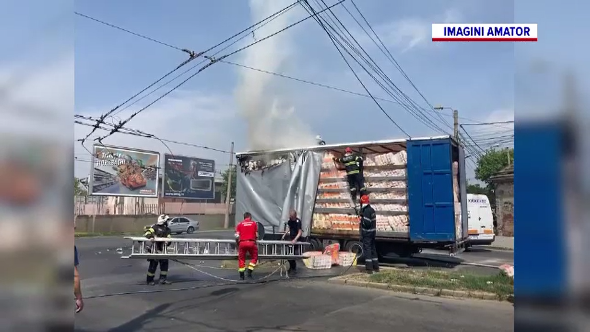 Remorca unui TIR care transporta hârtie igienică și șervețele a luat foc la Timișoara