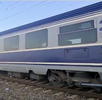 Noapte de coșmar pentru călătorii unui tren: Au rămas în câmp, fără curent, apă sau mâncare. Încă sunt acolo