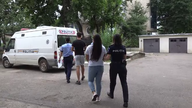 O tânără și iubitul ei au dat foc apartamentului unei mătuși, cu două verișoare înăuntru, din cauza unei moșteniri