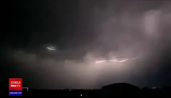 Imagini de coșmar în București după furtună: O antenă GSM a căzut peste o casă, copaci rupți, o schelă desprinsă de bloc