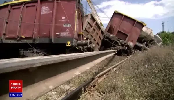 CFR i-a așteptat cu apă și sendvișuri în Gara de Nord pe călătorii care au stat 9 ore în câmp. Haos pe căile ferate