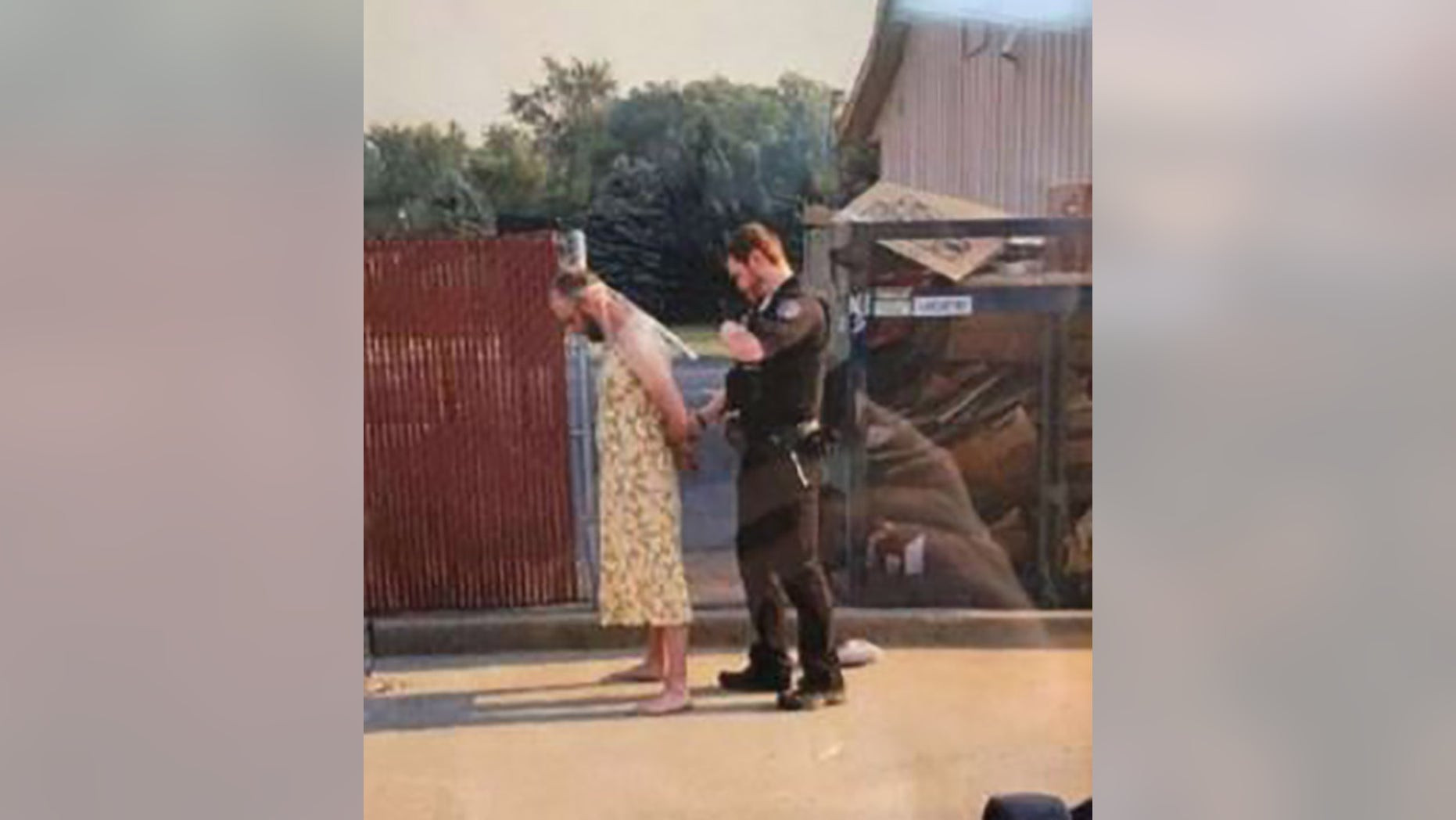 Un bărbat într-o rochie a furat un autobuz școlar și apoi a distrus casa fostei soții cu un excavator. FOTO