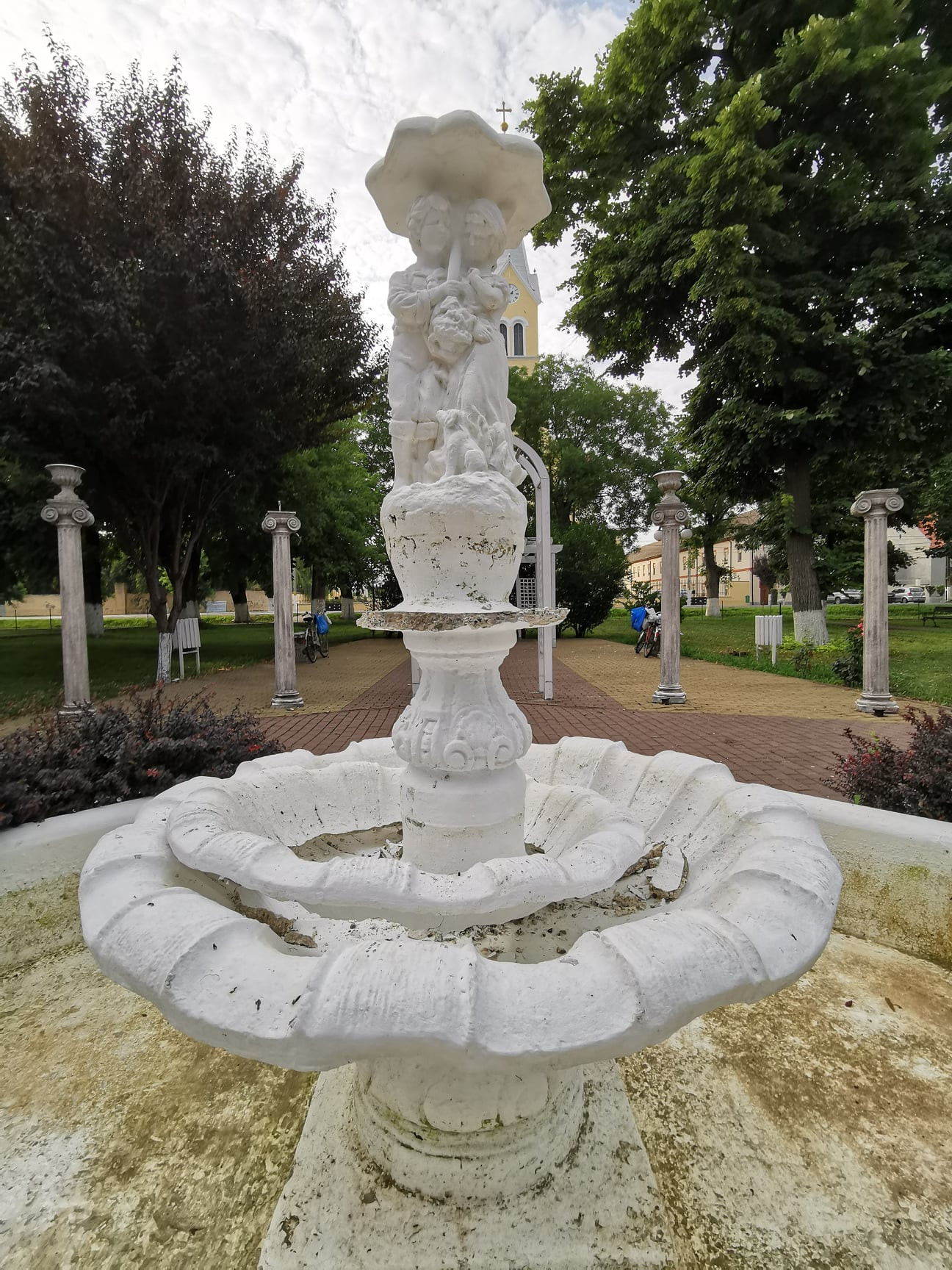 Câțiva tineri din Alba au distrus o fântână arteziană încercând să facă un selfie. FOTO