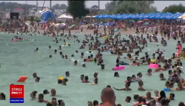 Aglomerație în stațiunile din sudul litoralului. Oamenii se trezesc la 5 dimineața să prindă un șezlong