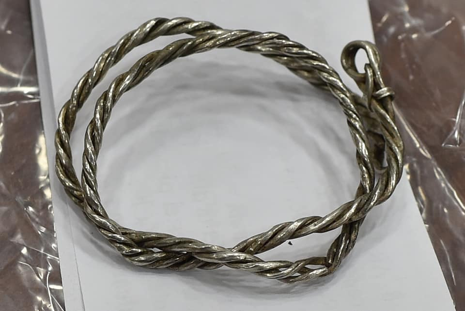 Un oltean a descoperit un tezaur vechi de 2.300 de ani &icirc;n curtea sa, &icirc;n timp ce săpa pentru o piscină. Ce recompensă a primit