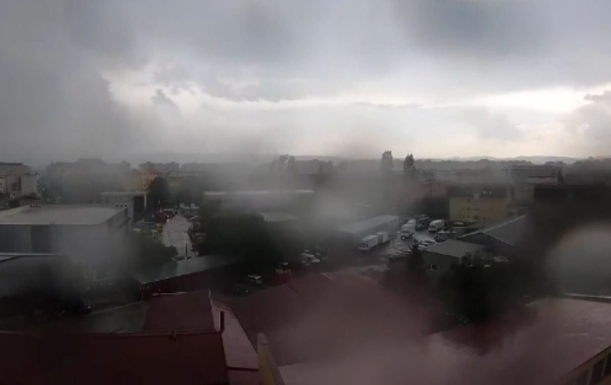 Jumătate de țară, sub un cod galben de furtuni. Vremea este extrem de instabilă