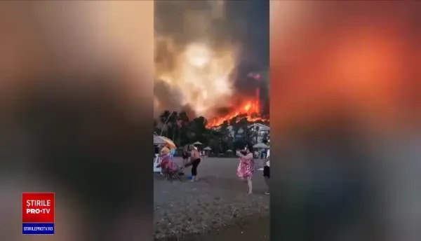 Dezastru provocat de incendii în Turcia și Italia. Oamenii au fugit din calea flăcărilor, care au cuprins și o plajă