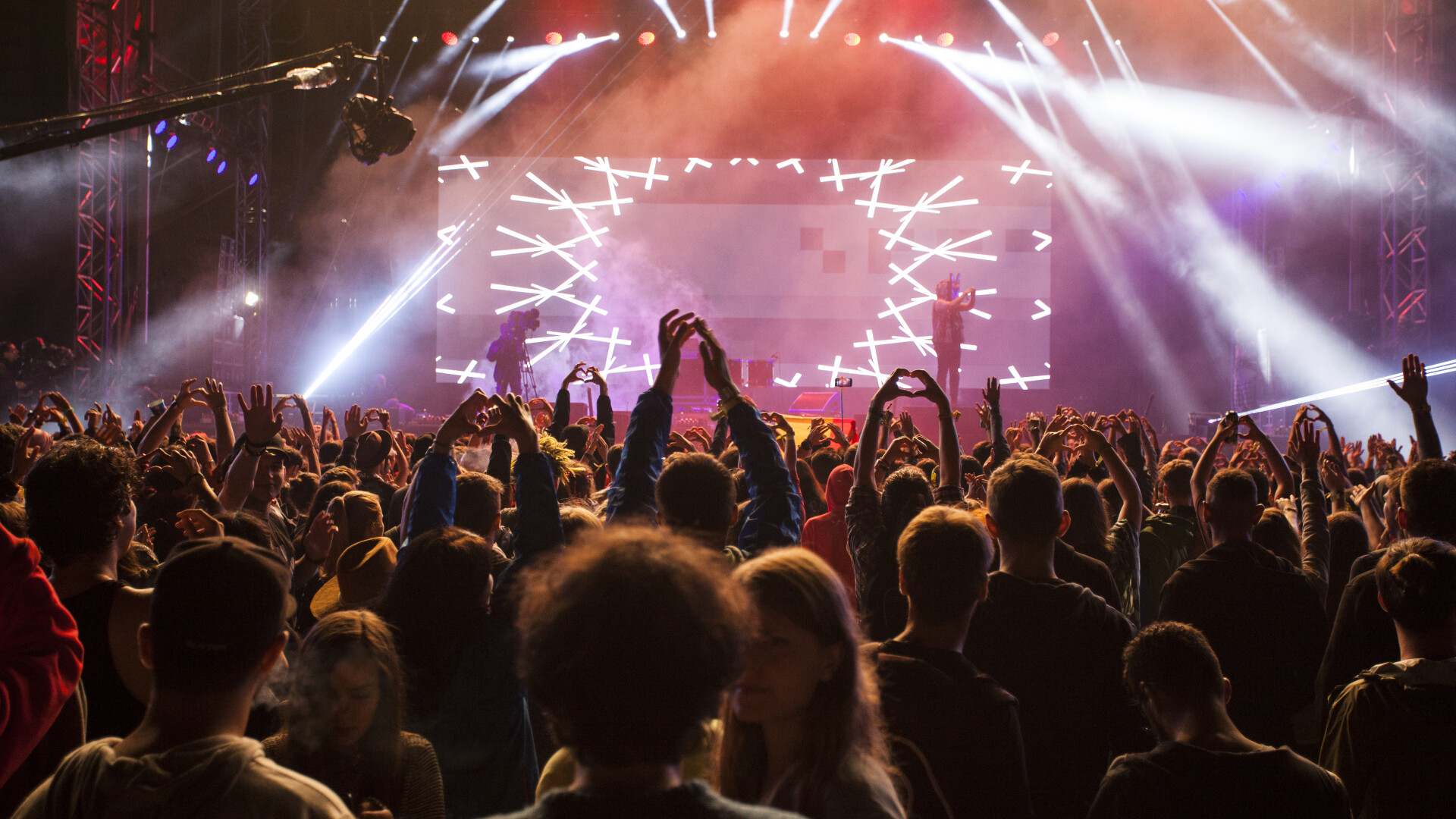 Noile măsuri de relaxare adoptate de Guvern intră în vigoare de astăzi. Condițiile pentru desfășurarea festivalurilor