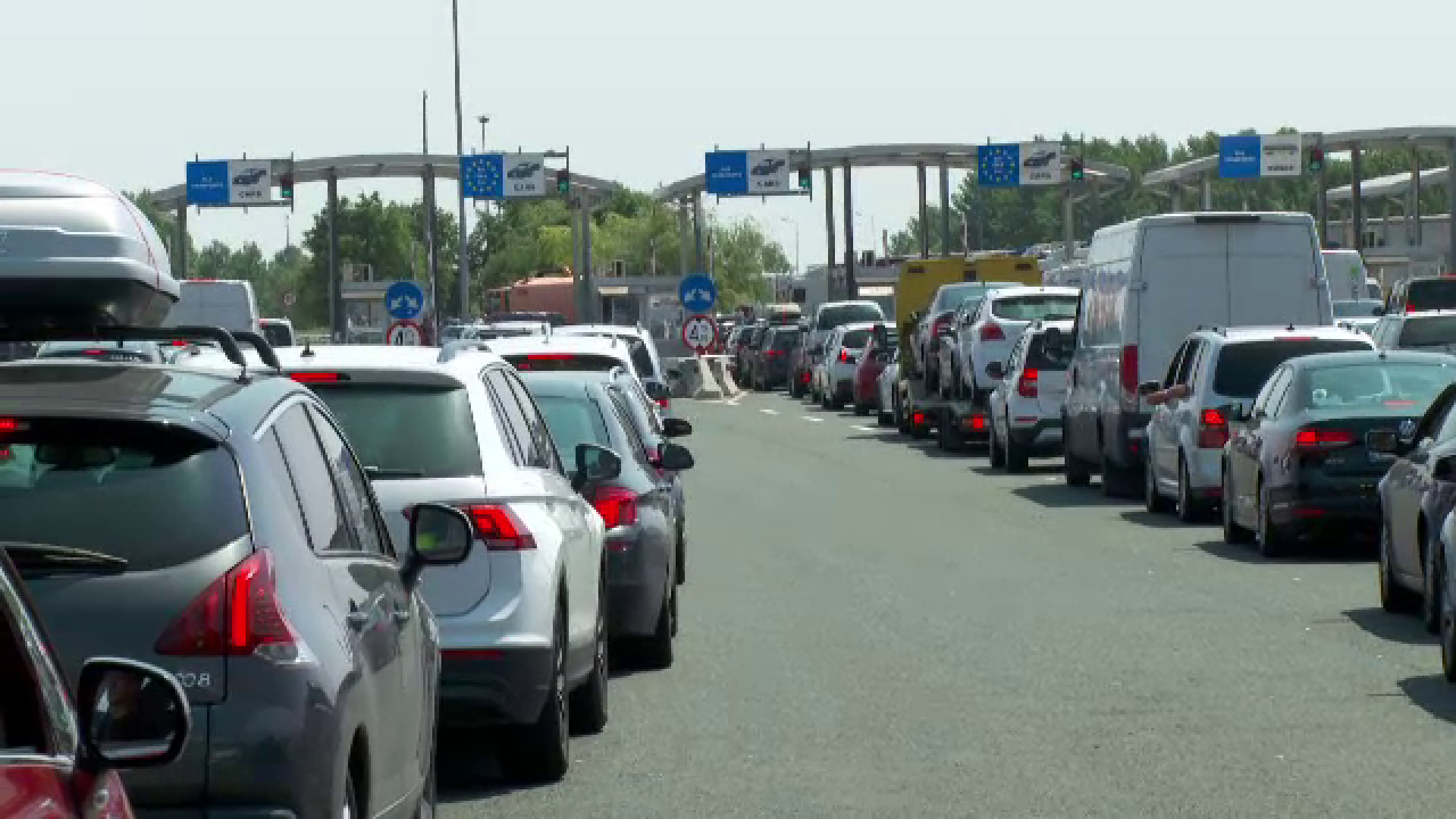 Cozi imense, la Nădlac, la intrarea sau la ieșirea din țară. „Anul ăsta este dezastru”