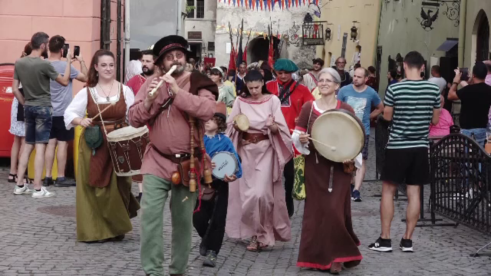 Peste o sută de artiști participă la Festivalul Medieval de la Sighișoara. „Îmi place totul, totul e frumos”