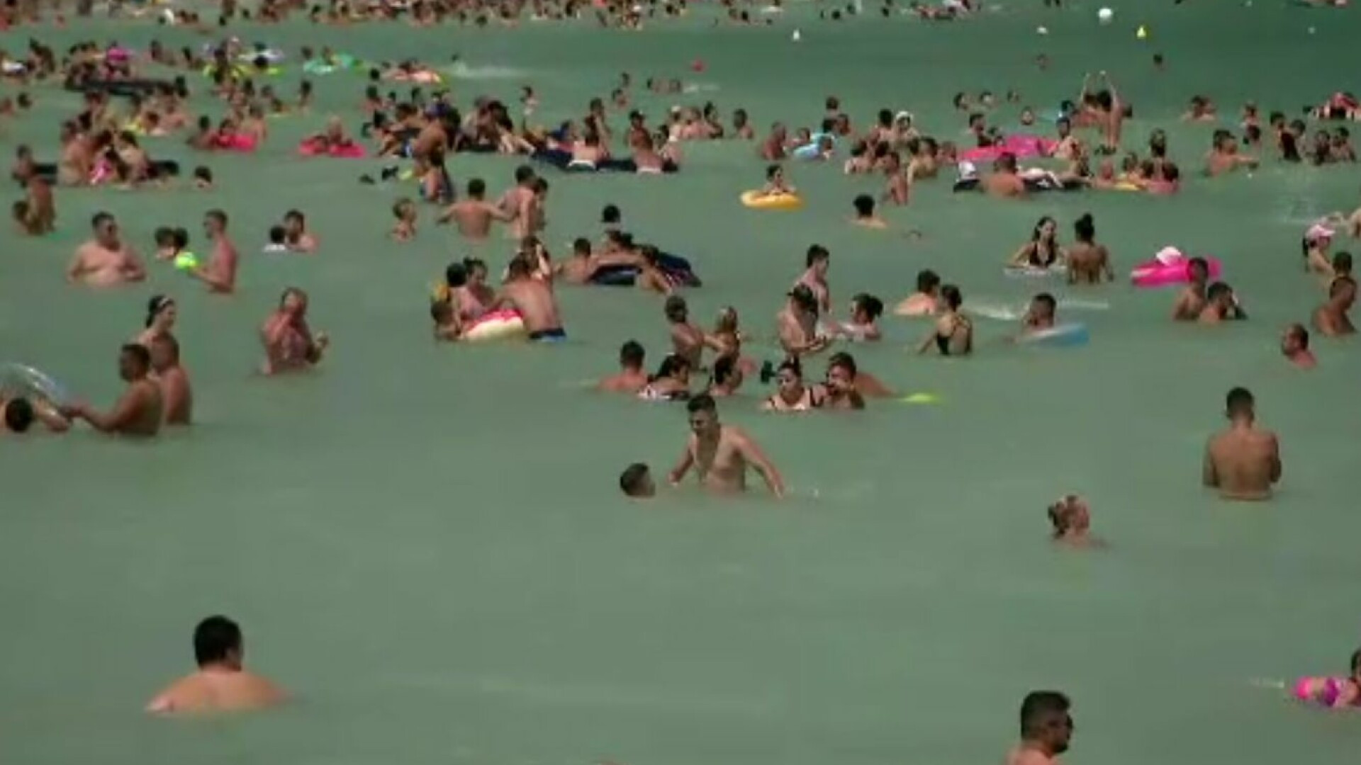 Mare de oameni pe litoral. Plajele sunt pline și sunt cozi la mâncare și în trafic