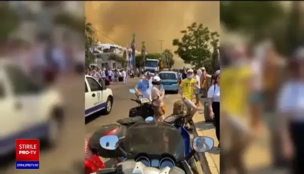 Incendiile din Turcia au ajuns pe plaje, la hotelurile de lux. Turiștii au fost evacuați cu bărcile localnicilor