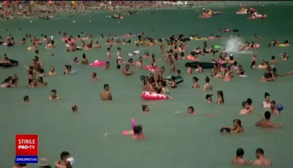 Mare de oameni pe litoral. Plajele sunt pline și sunt cozi la mâncare și în trafic