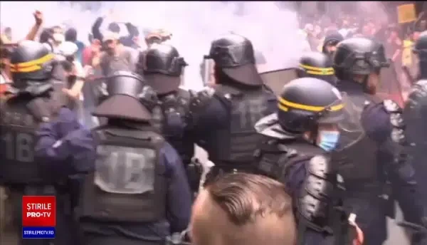 De la bani la pizza, pentru a stimula vaccinarea. Între timp, sute de mii de oameni protestează împotriva permisului sanitar