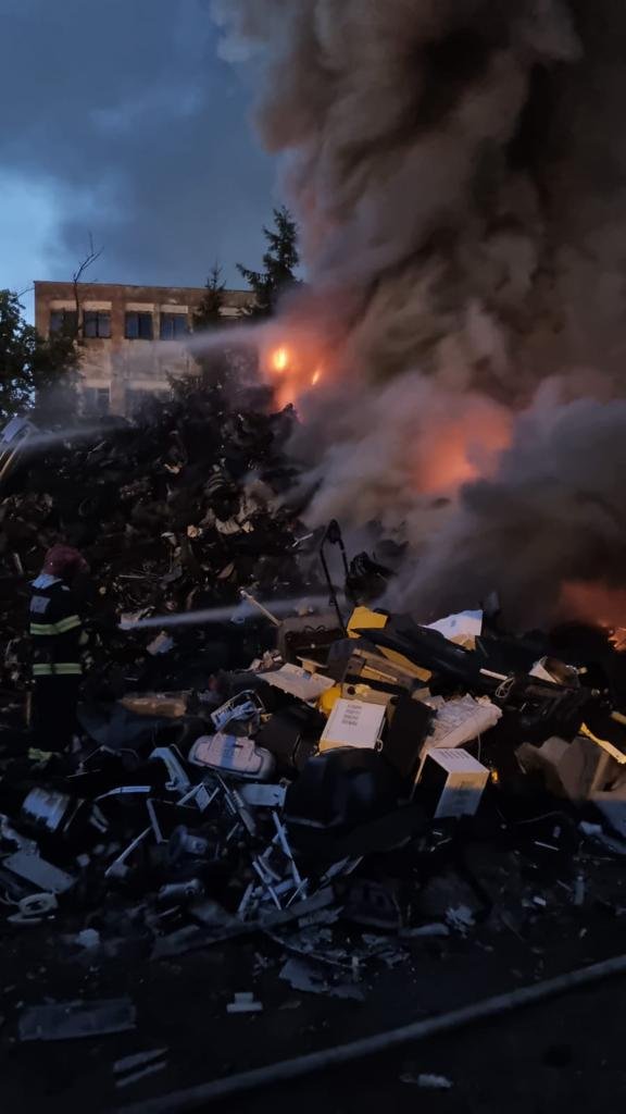 Incendiu cu mari degajări de fum la un depozit de fier vechi din Zalău. A fost emis un mesaj Ro-Alert