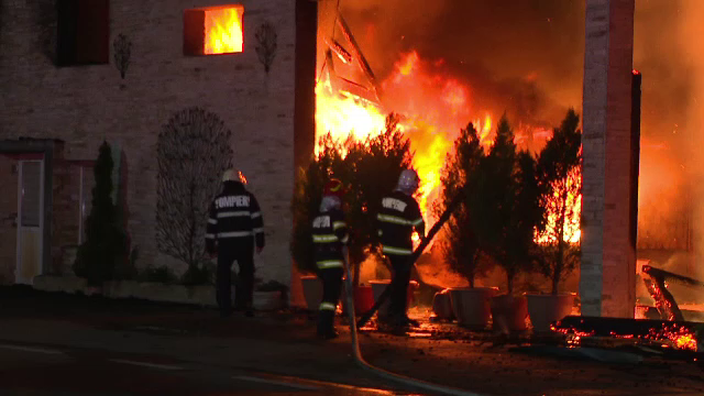 Restaurant din Târgu Jiu, distrus de flăcări înainte de inaugurare. Pompierii se uitau unul la altul, pentru că nu aveau apă