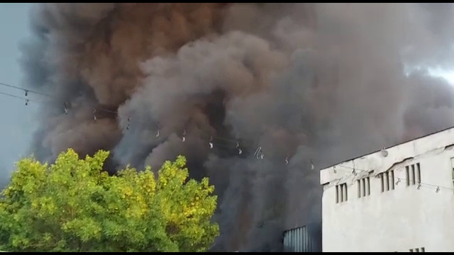 Un incendiu de proporții a cuprins o hală de producție a polistirenului în județul Dâmbovița