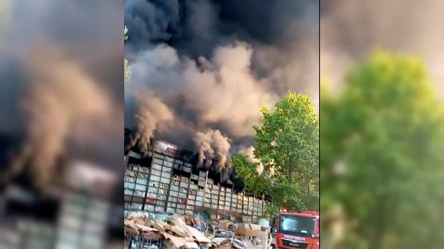 Un incendiu a cuprins o hală de producție a polistirenului &icirc;n județul D&acirc;mbovița
