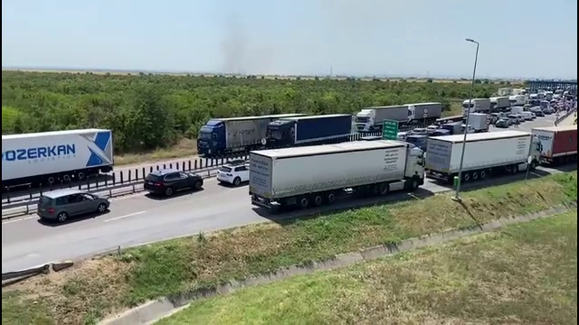 Aglomerație la intrarea în țară. Cozile de autoturisme și TIR-uri s-au întins pe mai bine de 10 kilometri