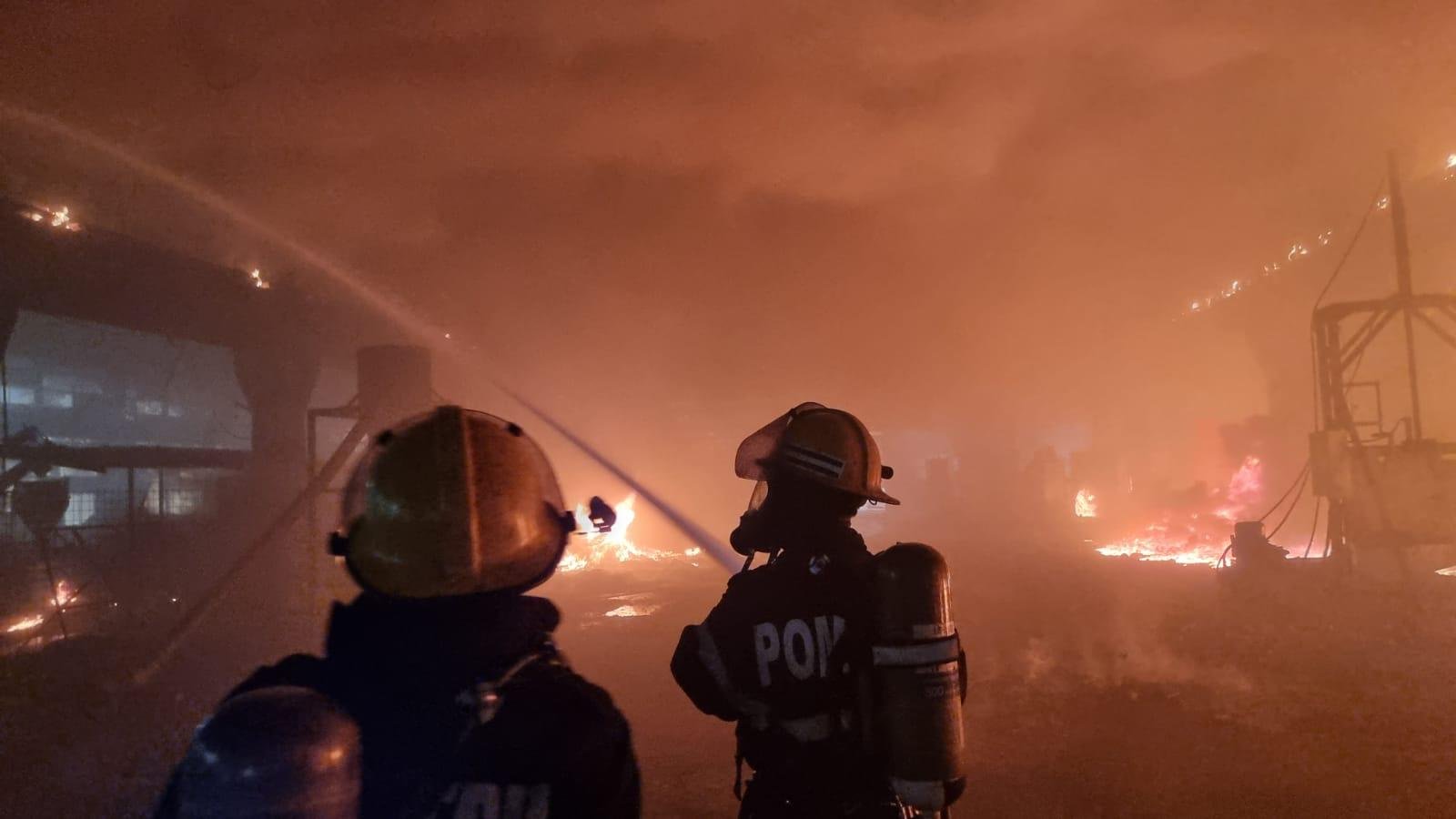 Un incendiu de proporții a cuprins o hală de producție a polistirenului &icirc;n județul D&acirc;mbovița