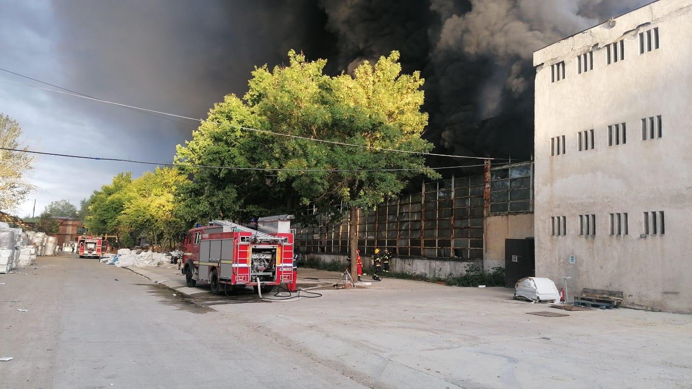 Un incendiu de proporții a cuprins o hală de producție a polistirenului &icirc;n județul D&acirc;mbovița