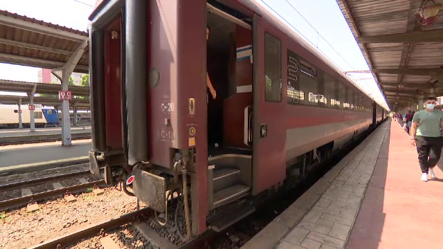 Pasagerii din garniturile CFR stau cu orele blocați în vagoane, sub un soare arzător, în fiecare zi: ”Sub orice critică”
