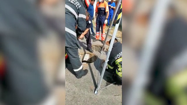Un muncitor a murit, iar un altul e în stare gravă după ce au coborât într-un canal din Tecuci. Ce s-a întâmplat