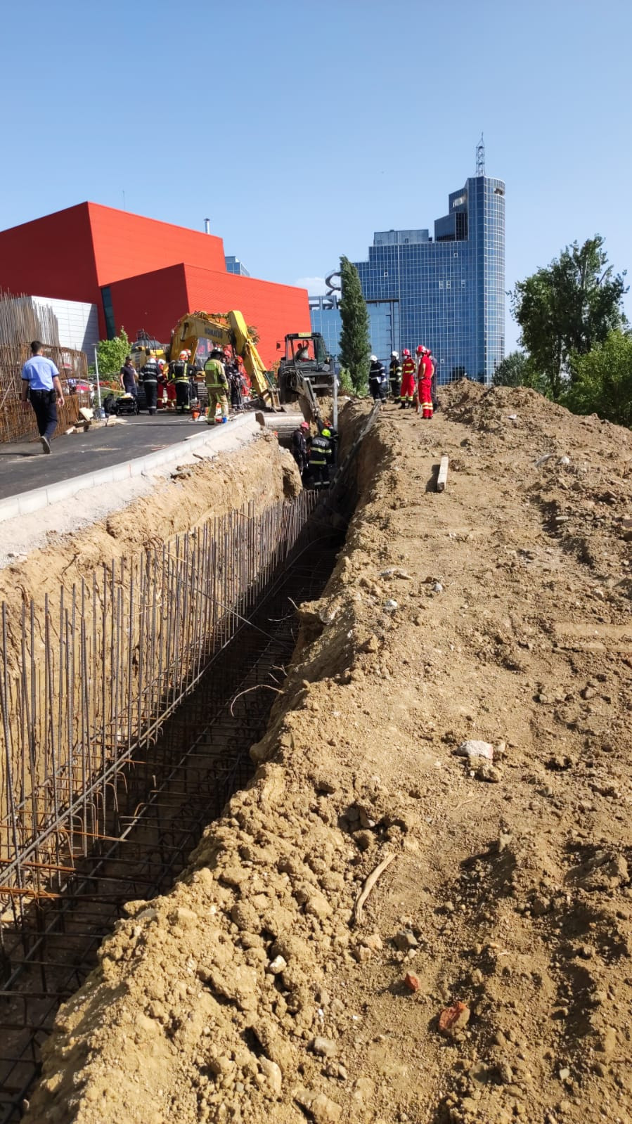 Un mal de pământ s-a prăbușit peste mai mulți muncitori pe un șantier din Capitală. Doi oameni au murit