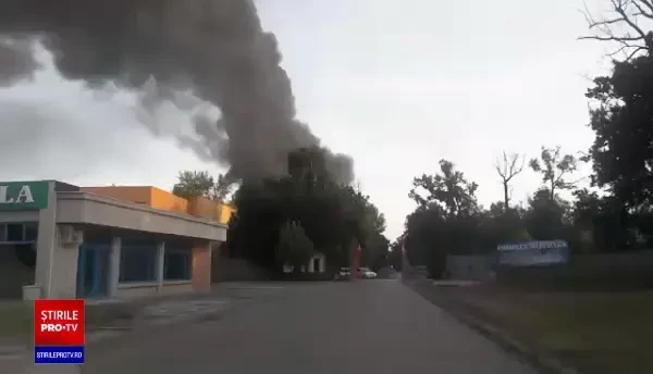 Un incendiu de proporții a cuprins o hală de producție a polistirenului în județul Dâmbovița