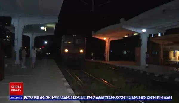 Pasagerii din garniturile CFR stau cu orele blocați în vagoane, sub un soare arzător, în fiecare zi: ”Sub orice critică”