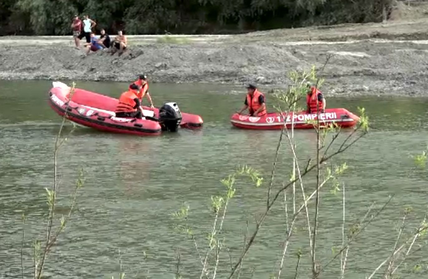 Un adolescent s-a înecat în Siret, după ce a intrat în zona unei balastiere. Curenții l-au tras la fund