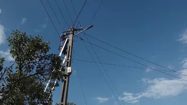 Tată și fiu, din Mureș, electrocutați când treceau un pârâu cu o căruță