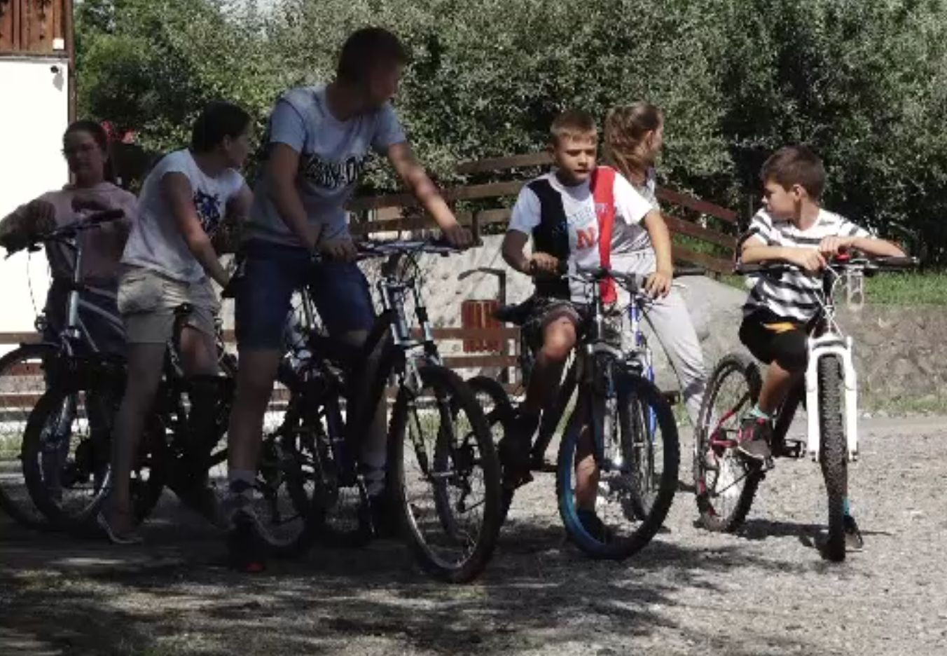 Copiii au primit în dar biciclete într-un sat din Mureș. Preotul este responsabil de fapta bună