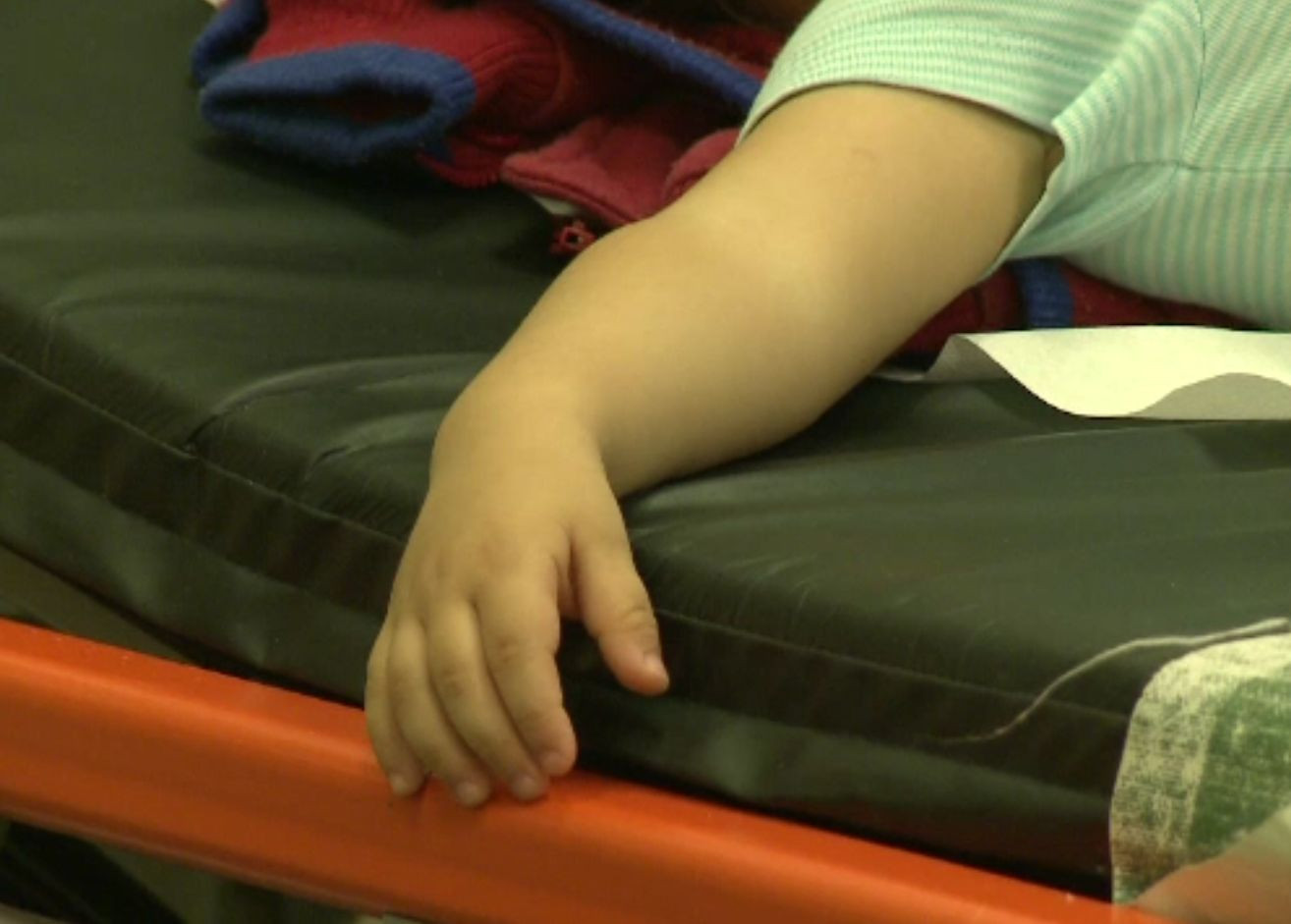 Ce sentință au primit părinții din Prahova care şi-au omorât fetiţa opărind-o intenționat. Bunica scapă de pedeapsă