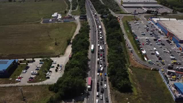 A2, și mai aglomerată în august. Cât costă să mergi cu avionul sau elicopterul la mare