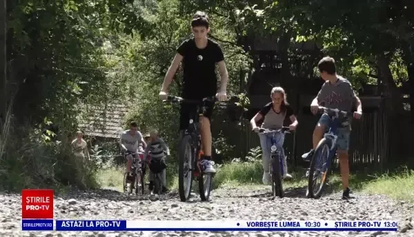 Copiii au primit în dar biciclete într-un sat din Mureș. Preotul este responsabil de fapta bună